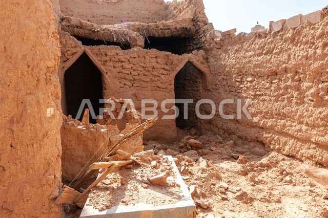 منزل تقليدي طيني مهجور في المجمعة, المباني والبيوت التاريخية الأثرية القديمة, مناطق جذب واستقطاب السياح, التصاميم الهندسية المعمارية على الطراز القديم, الأماكن السياحية التراثية المشهورة في المملكة العربية السعودية
