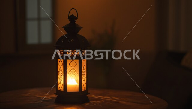 فانوس معدني مزخرف ومضيء، ديكورات واكسسوارات شهر رمضان المبارك، مصباح عربي تقليدي بتصميم مميز، الاحتفال بقدوم الشهر الكريم بوضع الزينة والإضاءة، أجواء رمضانية روحانية إسلامية