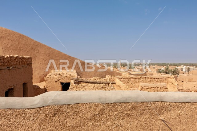 جزء من الجدار المرمم لقلعة منيخ المجمعة, المباني الطينية الأثرية القديمة, مناطق جذب واستقطاب السياح, المعالم التاريخية القديمة, التصاميم الهندسية المعمارية على الطراز القديم, الأماكن السياحية التراثية المشهورة في المملكة العربية السعودية