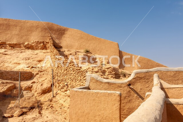 المعالم التاريخية القديمة, جزء من الجدار المرمم لقلعة منيخ المجمعة, المباني الطينية الأثرية القديمة, مناطق جذب واستقطاب السياح, التصاميم الهندسية المعمارية على الطراز القديم, الأماكن السياحية التراثية المشهورة في المملكة العربية السعودية