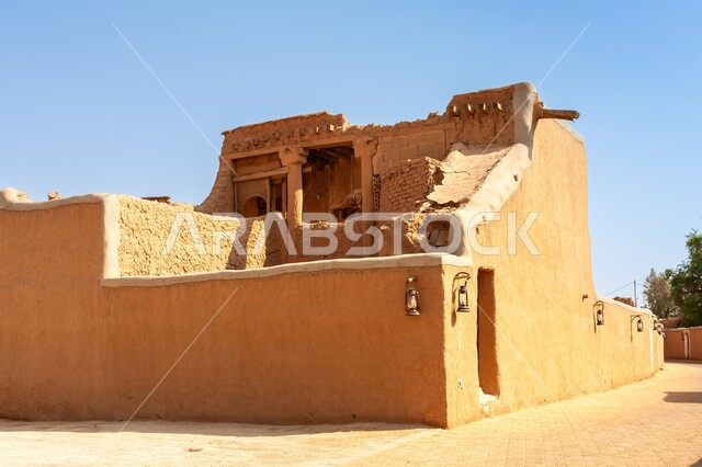 منزل تقليدي طيني مهجور في المجمعة, المباني والبيوت التاريخية الأثرية القديمة, مناطق جذب واستقطاب السياح, التصاميم الهندسية المعمارية على الطراز القديم, الأماكن السياحية التراثية المشهورة في المملكة العربية السعودية