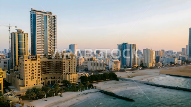 الفن الهندسي المعماري الحديث للفنادق والمنتجعات في الامارات العربية المتحدة، فندق باهي عجمان بالاس المطل على شاطئ البحر في وقت النهار، مناطق جذب واستقطاب السائحين من كافة انحاء العالم، معالم وأماكن ساحلية سياحية مشهورة