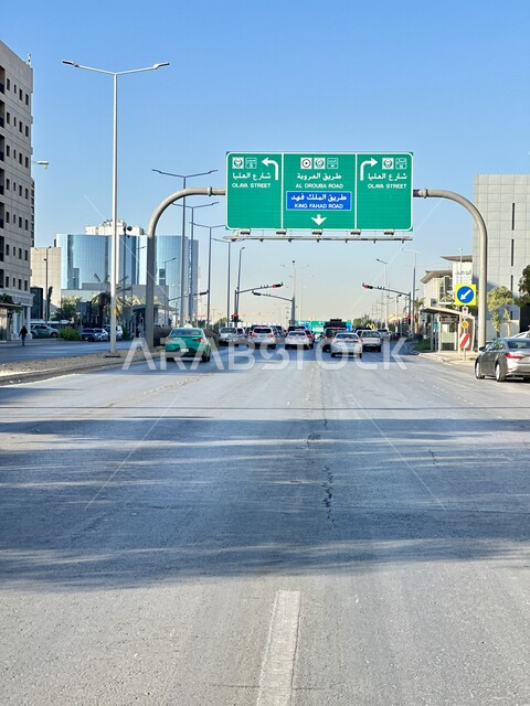 وسائل النقل البرية السريعة الحديثة, لافتة ارشادية باللغتين العربية والانجليزية في مدينة الرياض، توفير التسهيلات والخدمات في السعودية، استخدام اللافتات الدلالية واللوحات الارشادية، مفهوم المواصلات العامة