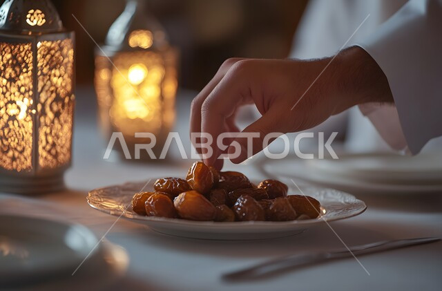 وجبات الإفطار الخفيفة المفيدة والصحية، الأجواء الروحانية والاحتفال بالمناسبات والأعياد الدينية الاسلامية، ديكورات وزينة رمضان المبارك, تحف واكسسوارت متميزة, ضيافة رمضانية شهية, فانوس معدني تقليدي مضيء مع طبق من التمر بجانب الماء