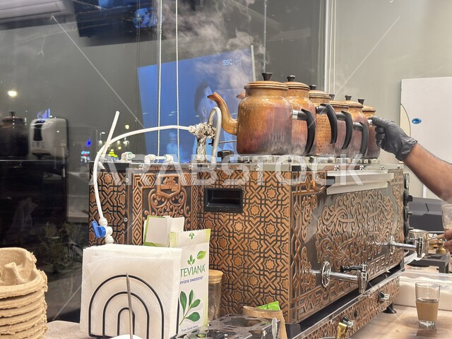 الاستمتاع باعداد وتقديم المشروبات الساخنة الطازجة للزبائن، متجر الشاي في المملكة العربية السعودية، صورة مقربة لاباريق الشاي، منتج وطني محلي سعودي