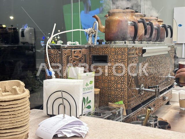 الاستمتاع باعداد وتقديم المشروبات الساخنة الطازجة للزبائن، متجر الشاي في المملكة العربية السعودية، صورة مقربة لاباريق الشاي، منتج وطني محلي سعودي