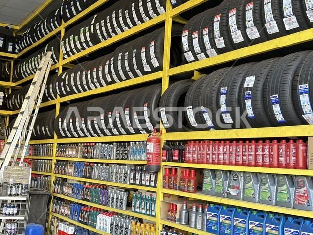 مجموعة من اطارات السيارات مرتبة على الرفوف في أحد مراكز الصيانة  في مدينة الرياض, معلومات الحجم على الملصقات ,ورش ومعامل الاصلاح في المملكه العربيه السعوديه, اجزاء وقطع الغيار الجديدة