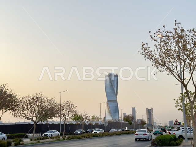 البرج المجدول في المملكة العربية السعودية, تنمية وتطور العمران في مدينة الرياض, الفن الهندسي على الطراز المعماري الحديث والمتطور، الحركة المرورية للسيارات على طريق الملك فهد، الأبراج وناطحات السحاب المشهورة