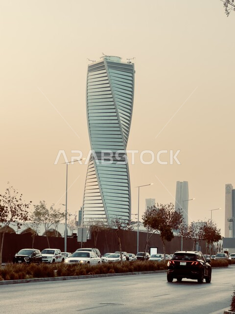 البرج المجدول في المملكة العربية السعودية, تنمية وتطور العمران في مدينة الرياض, الفن الهندسي على الطراز المعماري الحديث والمتطور، الحركة المرورية للسيارات على طريق الملك فهد، الأبراج وناطحات السحاب المشهورة