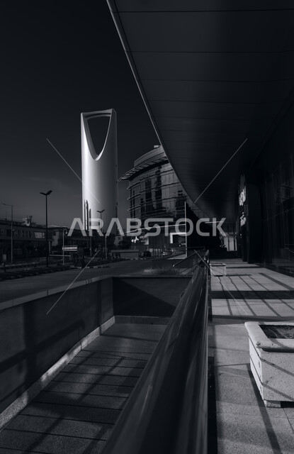  تنمية المنشآت الهندسية الحديثة في المملكة العربية السعودية، أماكن ومعالم سياحية مشهورة لجذب الزوار من شتى أنحاء العالم، ناطحات السحاب والمباني في العاصمة ، صورة بالأبيض والأسود لمبنى برج المملكة في مدينة الرياض
