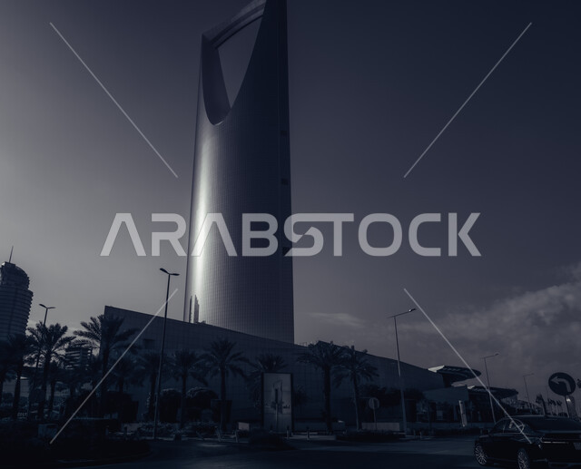  تنمية المنشآت الهندسية الحديثة في المملكة العربية السعودية، أماكن ومعالم سياحية مشهورة لجذب الزوار من شتى أنحاء العالم، ناطحات السحاب والمباني في العاصمة ، صورة بالأبيض والأسود لمبنى برج المملكة في مدينة الرياض
