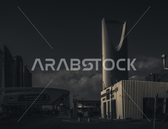  تنمية المنشآت الهندسية الحديثة في المملكة العربية السعودية، أماكن ومعالم سياحية مشهورة لجذب الزوار من شتى أنحاء العالم، ناطحات السحاب والمباني في العاصمة ، صورة بالأبيض والأسود لمبنى برج المملكة في مدينة الرياض