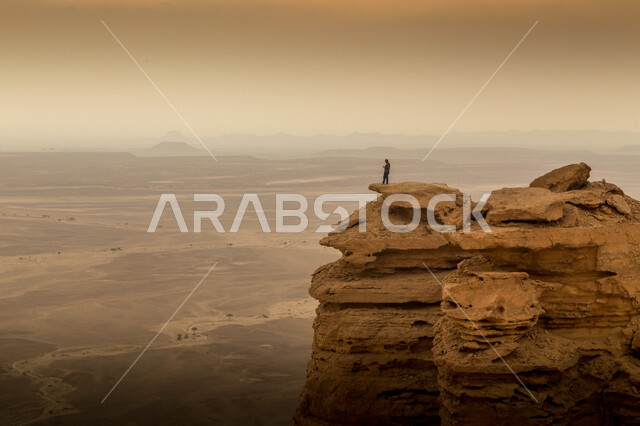 التكوينات والتشكيلات الصخرية والمناظر الطبيعية في الصحراء، حافة نهاية العالم الجبلية في مدينة الرياض، سلسلة جبال طويق في نجد، المعالم والأماكن السياحية الطبيعية المشهورة، الرمال الذهبية الناعمة في صحاري المملكة العربية السعودية