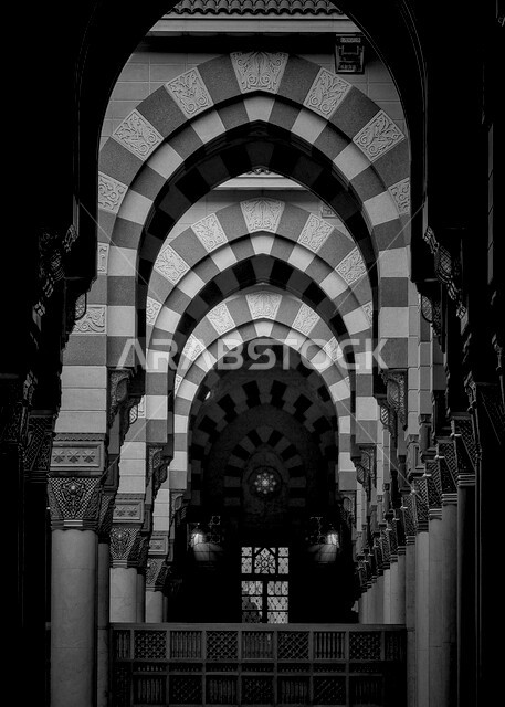 صورة توضيحية بالأبيض والأسود لديكورات المسجد النبوي الشريف  بالمدينة المنورة في المملكة العربية السعودية ، جمال الديكورات في المسجد النبوي الشريف .