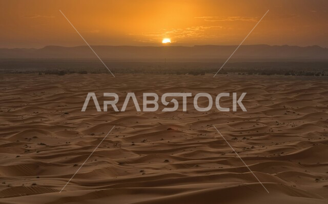 الرمال الذهبية الناعمة في الصحراء في وقت غروب الشمس, البيئة والطبيعة الجافة والقاسية, التضاريس والتلال والكثبان الرملية في المناطق الصحراوية, التشكيلات والتكوينات الصخرية, المساحات الواسعة في صحاري المملكة العربية السعودية