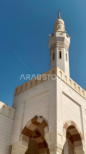 العبادة والتقرب إلى الله، صورة مقربة لمئذنة مسجد جبل أحد، ارتفاع صوت الأذان، دعوة ونداء المسملين للصلاة، مآذن الجوامع والمساجد في المدينة المنورة