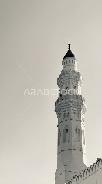 العبادة والتقرب إلى الله، ارتفاع صوت الأذان، دعوة ونداء المسملين للصلاة، صورة مقربة بالأبيض والأسود لمئذنة مسجد قباء، مآذن الجوامع والمساجد في المدينة المنورة ، مساجد اثرية وتاريخية في المملكة العربية السعودية