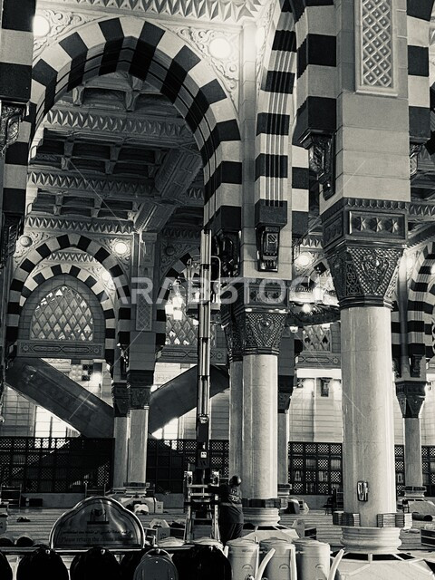 الأعمدة والأقواس بديكورات وتصاميم داخلية على الطراز الاسلامي، الاهتمام بترتيب ونظافة الروضه المشرفه داخل المسجد النبوي الشريف، آداء الصلوات في الحرم النبوي في المدينه المنوره، العبادة والتقرب الى الله، أماكن ومعالم دينية مقدسة في السعودية