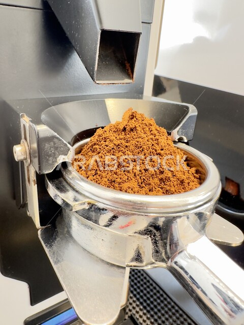  الات تحضير القهوة السريعة، صورة مقربة مسحوق البن في الفلتر، منتج وطني محلي سعودي، الاستمتاع باعداد وتقديم المشروبات الساخنة الطازجة للزبائن، متجر القهوة في المملكة العربية السعودية