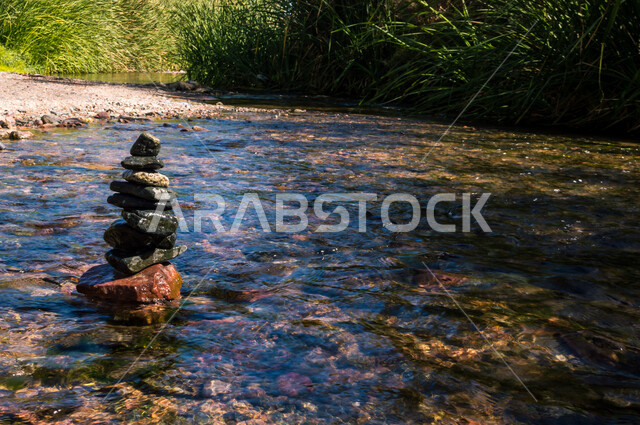 مجموعة من الصخور الصغيرة المتراكمة فوق بعضها البعض في وادي وج بالطائف بالمملكة العربية السعودية 