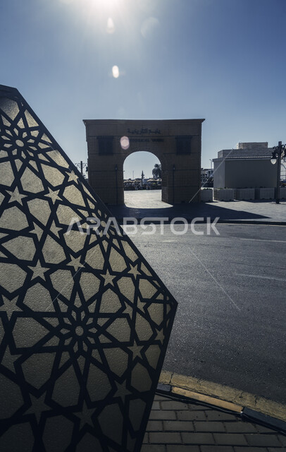 وجهة سياحية ترفيهية, مقصد الزوار من كافة أنحاء العالم, الفن الهندسي المعماري لبوابة حديقة ينبع التاريخية, صورة مقربة لمجسمات مزخرفة في النهار, أماكن ومعالم أثرية مشهورة في المملكة العربية السعودية
