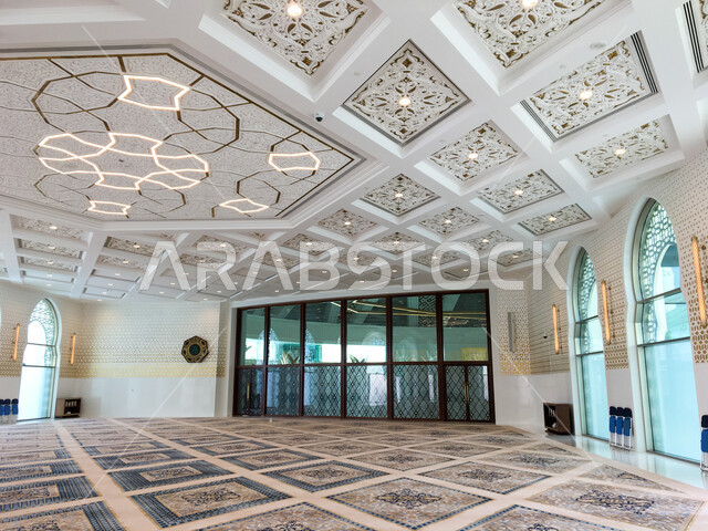 مسجد الشيخ خليفة بن زايد في مدينة العين بإمارة أبوظبي بالإمارات العربية، المعالم الأثرية الدينية السياحية، مفهوم العبادة والتقرب من الله تعالى, التصاميم والديكورات الداخلية, الفن الهندسي المعماري على الطراز العربي الاسلامي