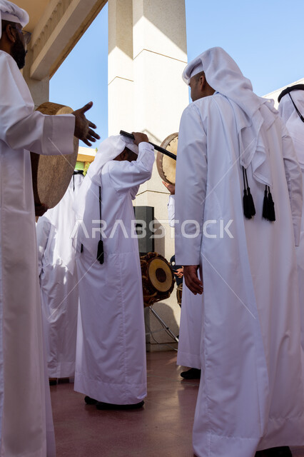 رقصات في المناسبات الوطنية والمهرجانات والأعياد في قطر، فعاليات واحتفالات لللعرضات والفنون, الأحياء التراثية القديمة، فنون وعروض شعبية، فرقة عرضة عربية خليجية سعودية يرتدون الثوب التقليدي والغترة يقومون بالاحتفال وقرع الطبول