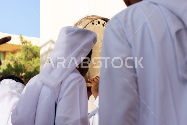 رقصات في المناسبات الوطنية والمهرجانات والأعياد في قطر، فعاليات واحتفالات لللعرضات والفنون, الأحياء التراثية القديمة، فنون وعروض شعبية، فرقة عرضة عربية خليجية سعودية يرتدون الثوب التقليدي والغترة يقومون بالاحتفال وقرع الطبول