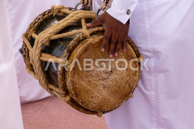 رقصات في المناسبات الوطنية والمهرجانات والأعياد في قطر، فعاليات واحتفالات لللعرضات والفنون, الأحياء التراثية القديمة، فنون وعروض شعبية، فرقة عرضة عربية خليجية سعودية يرتدون الثوب التقليدي والغترة يقومون بالاحتفال وقرع الطبول