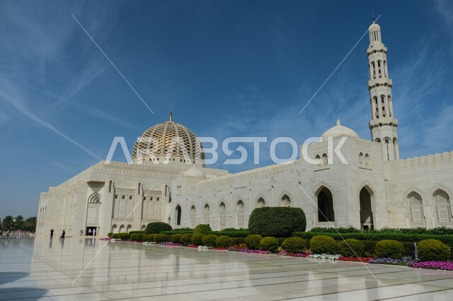  التصميم الهندسي المعماري المميز لمسجد السلطان قابوس الأكبر في العاصمة مسقط، المعالم الدينية المشهورة والبارزة في سلطنة عمان، فن العمارة الإسلامية في بناء القبة الذهبية والمئذنة الشامخة، الحدائق الخضراء المورقة المحيطة بساحات الجامع، نداء المسلمين لأداء الصلاة