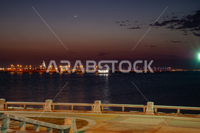 جذب واستقطاب السائحين من جميع أنحاء العالم، المناطق والمنتزهات الطبيعية الخضراء، منتزه الملك عبد الله في مدينة الدمام في المملكة العربية السعودية في الليل، المعالم السياحية المشهورة، أماكن الرحلات والجولات الممتعة، الفن الهندسي المعماري للواجهة البحرية