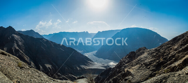 منظر شروق وغروب الشمس في المناطق الجبلية في الصحراء ، منظر طبيعي خلاب، جمال الطبيعة الجبلية، شروق وغروب الشمس