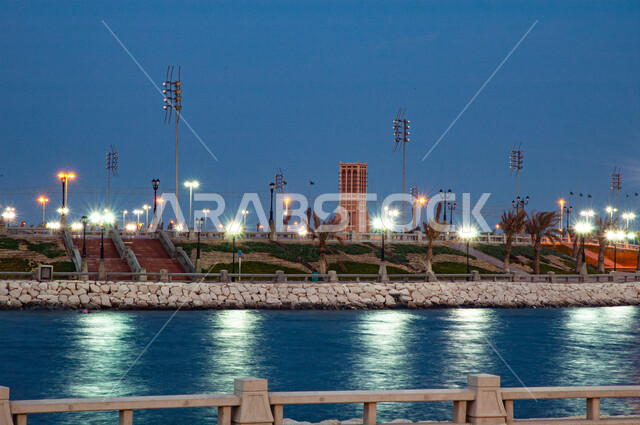 جذب واستقطاب السائحين من جميع أنحاء العالم، المناطق والمنتزهات الطبيعية الخضراء، منتزه الملك عبد الله في مدينة الدمام في المملكة العربية السعودية في الليل، المعالم السياحية المشهورة، أماكن الرحلات والجولات الممتعة، الفن الهندسي المعماري للواجهة البحرية