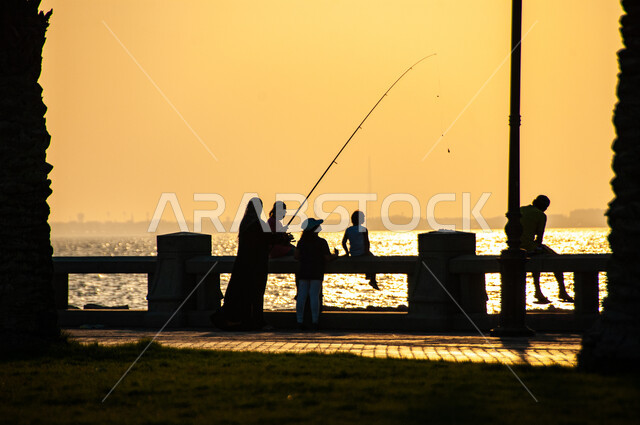 أنشطة ترفيهية ممتعة على الكورنيش، المعالم السياحية المشهورة، صورة ظلية لمجموعة أشخاص يقومون باصطياد السمك، المناطق والمنتزهات الطبيعية، منتزه الملك عبد الله في مدينة الدمام، احتراف مهنة الصيد في المملكة العربية السعودية، منتجات وطنية محلية، سالوليت