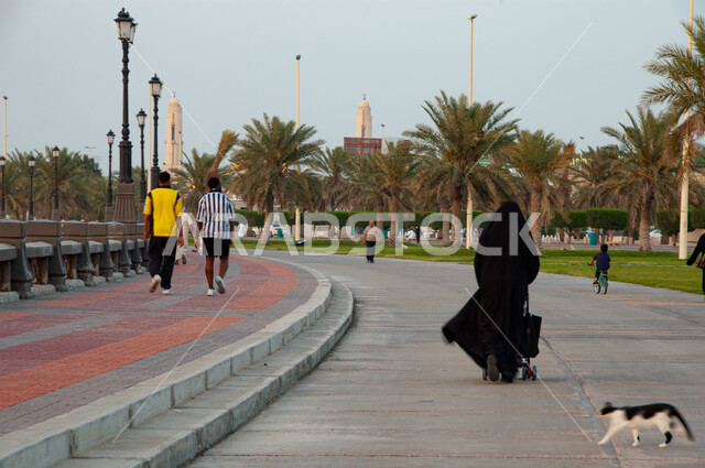 المشي على الكورنيش، المعالم السياحية المشهورة، جذب واستقطاب السائحين من أنحاء العالم، المناطق والمنتزهات الطبيعية، منتزه الملك عبد الله في مدينة الدمام في المملكة العربية السعودية، أماكن الرحلات والجولات الممتعة، الفن الهندسي المعماري للواجهة البحرية