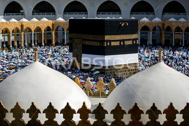 الطواف حول الكعبة المشرفة في مكة المكرمة في المملكة العربية السعودية، حجاج بيت الله الحرام في ساحات الحرم المكي الشريف، توافد المسلمين من حول العالم لأداء مناسك الحج والعمرة، أشهر الأماكن والمعالم الدينية الإسلامية المقدسة