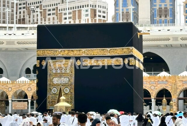الكعبة المشرفة في مكة المكرمة في المملكة العربية السعودية، طواف حجاج بيت الله الحرام في ساحات الحرم المكي الشريف، توافد المسلمين من حول العالم لأداء مناسك الحج والعمرة، أشهر الأماكن والمعالم الدينية الإسلامية المقدسة