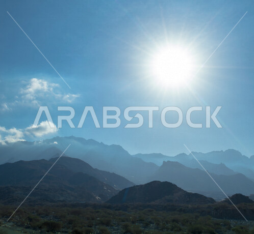 منظر شروق وغروب الشمس في المناطق الجبلية في الصحراء ، منظر طبيعي خلاب، جمال الطبيعة الجبلية، شروق وغروب الشمس