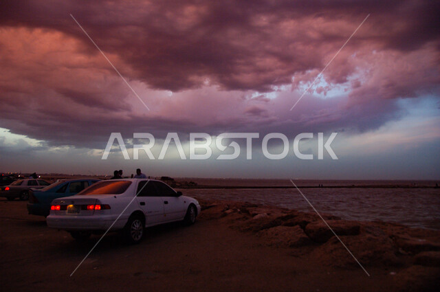 مناطق جذب واستقطاب السياح من أنحاء العالم، قضاء الأوقات الممتعة على الشاطئ، مجموعة من السيارات في كورنيش مدينة الدمام في المملكة العربية السعودية، منظر السماء المليئة بالغيوم، المعالم السياحية المشهورة، أماكن الرحلات والجولات الممتعة