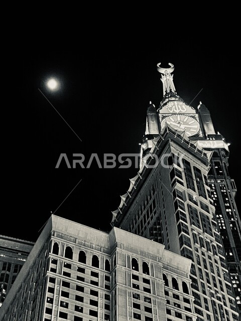 النمو والتقدم العمراني للأبراج وناطحات السحاب، الفن الهندسي المعماري للاماكن الدينية، صورة بالابيض والاسود لمبنى برج الساعة الملكي في مكة المكرمة, أماكن ومعالم إسلامية مشهورة في المملكة العربية السعودية