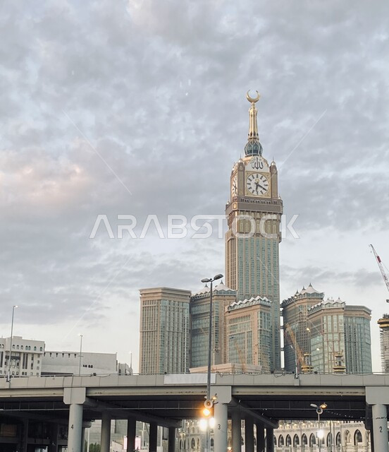 مبنى برج الساعة الملكي في مكة المكرمة في النهار، أداء مناسك الحج والعمرة، أماكن ومعالم دينية إسلامية مقدسة، الفن الهندسي المعماري للأبراج وناطحات السحاب، النمو والتقدم العمراني للمنشآت والمباني في المملكة العربية السعودية، العبادة والتقرب إلى الله