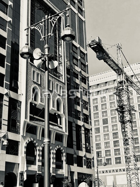 التوسع العمراني في المملكة العربية السعودية, مفهوم الهندسة الإنشائية والمعمارية, رافعات البناء وصب الخرسانات ووضع الأساسات, تنفيذ مخطط الإعمار وتشكيل الهيكل المعدني, صورة بالابيض والاسود لمبنى حديث قيد الانشاء