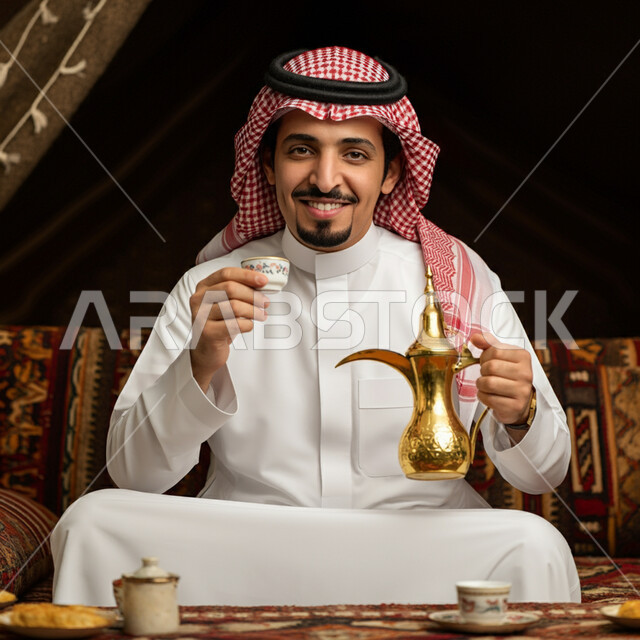 عادات وتقاليد أصيلة في تقديم المشروبات, السير على نهج الأجداد في إكرام الضيف, صورة مقربة لرجل عربي خليجي سعودي يرتدي الثوب التقليدي والشماغ يقوم بصب القهوة من الدلة النحاسية, توارث حسن الاستقبال والكرم, تقديم المنتجات المحلية للضيوف