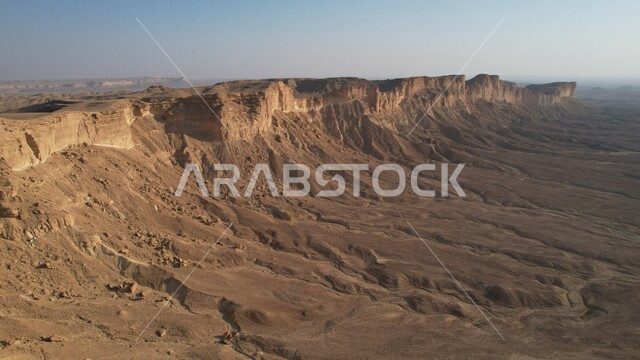 صورة لجبال طويق بنجد، حافة جبلية في الرياض بالمملكة العربية السعودية، معالم واثار، الطبيعة في السعودية