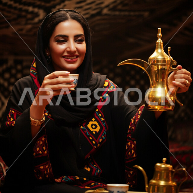  أصالة عادات وتقاليد المجتمع السعودي في المناسبات الاسلامية, كرم الضيافة وحسن الاستقبال في السعودية, صورة مقربة لشابة عربية خليجية سعودية مبتسمة ترتدي العباءة والحجاب تقوم بصب القهوة الخليجية, تقديم المشروبات الساخنة العربية الأصيلة في الأعياد