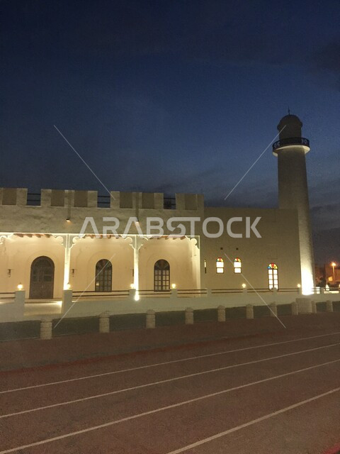 الفن الهندسي المعماري لبناء المساجد على الطراز العربي الإسلامي, مأذنة مسجد مضيئة ليلاً في المملكة العربية السعودية, مفهوم العبادة والتقرب إلى الله تعالى, نداء المسلمين لأداء الفرائض والعبادات، مسجد الجبر بمدينة الدمام 