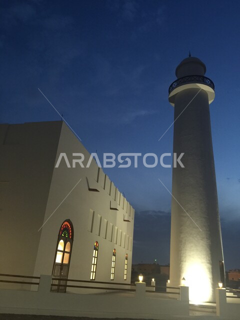 الفن الهندسي المعماري لبناء المساجد على الطراز العربي الإسلامي, مأذنة مسجد مضيئة ليلاً في المملكة العربية السعودية, مفهوم العبادة والتقرب إلى الله تعالى, نداء المسلمين لأداء الفرائض والعبادات، مسجد الجبر بمدينة الدمام 