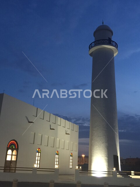 الفن الهندسي المعماري لبناء المساجد على الطراز العربي الإسلامي, مأذنة مسجد مضيئة ليلاً في المملكة العربية السعودية, مفهوم العبادة والتقرب إلى الله تعالى, نداء المسلمين لأداء الفرائض والعبادات، مسجد الجبر بمدينة الدمام 