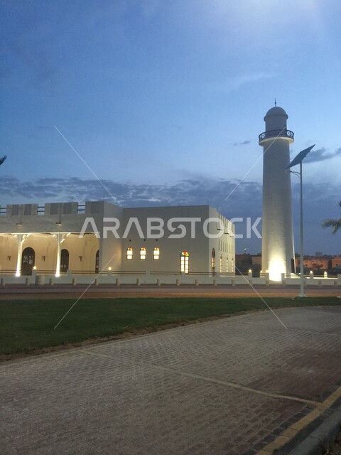 الفن الهندسي المعماري لبناء المساجد على الطراز العربي الإسلامي, مأذنة مسجد مضيئة ليلاً في المملكة العربية السعودية, مفهوم العبادة والتقرب إلى الله تعالى, نداء المسلمين لأداء الفرائض والعبادات، مسجد الجبر بمدينة الدمام 