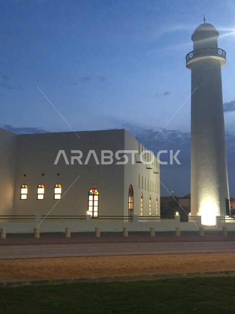 الفن الهندسي المعماري لبناء المساجد على الطراز العربي الإسلامي, مأذنة مسجد مضيئة ليلاً في المملكة العربية السعودية, مفهوم العبادة والتقرب إلى الله تعالى, نداء المسلمين لأداء الفرائض والعبادات، مسجد الجبر بمدينة الدمام 
